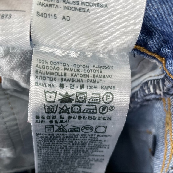 Levi’s Wedgie Icon Fit High Rise Straight Distressed Jeans - Picture 12 of 13